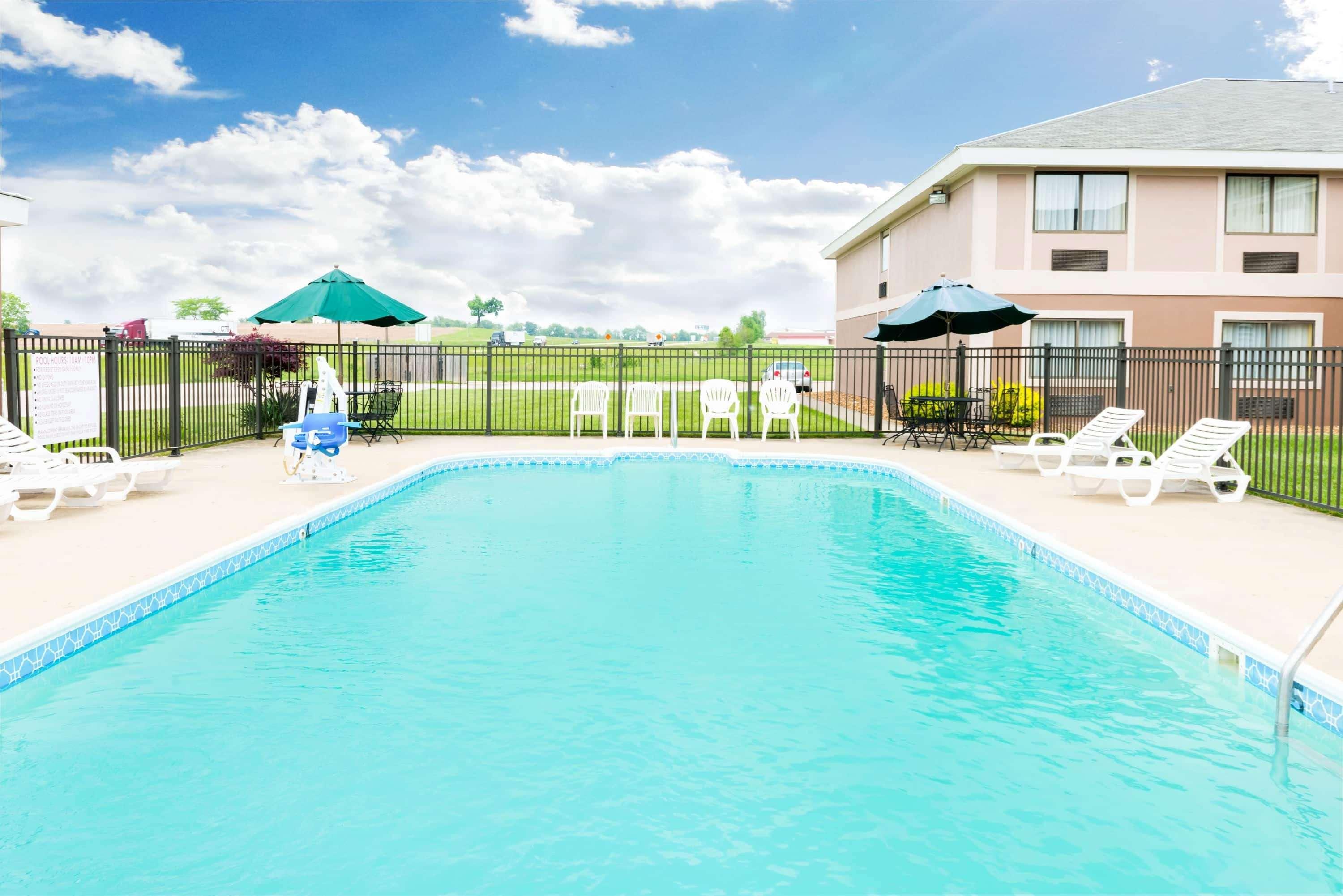 Ramada By Wyndham Vandalia Exterior photo